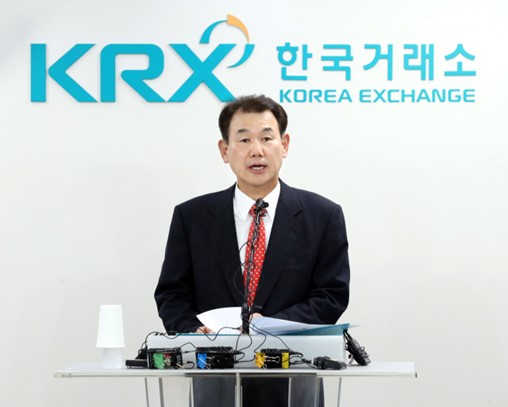 Jeong Eun-bo, director of the Korea Exchange, is announcing the components and selection criteria of the “Korea Value-Up Index” at the Seoul office press room in Yeongdeungpo-gu, Seoul, on Sept. 24. (Photo courtesy of KRX)