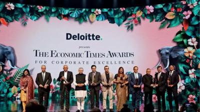 HALL OF FAME: (From left to right) Malika Noor Mehta (Fareed Zakaria’s niece); Noel Tata, chairman, Tata Trusts; Venu Srinivasan, chairman emeritus, TVS Motor; Ashwini Vaishnaw, minister of railways, electronics & IT, and information & broadcasting; Kumar Mangalam Birla, chairman, Aditya Birla Group; Akshant Goyal, CFO, Zomato; Vishakha Mulye, CEO, Aditya Birla Capital; H K Agarwal, MD, Grasim Industries; Anish Shah, MD and CEO, and Rajesh Jejurikar, executive director, Mahindra & Mahindra; Peyush Bansal, co-founder, Lenskart ‘If you take one step forward, govt is there to take 10 steps with you’