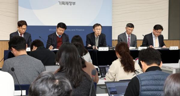 Jeong Jeong-hoon explaining the revised enforcement decree