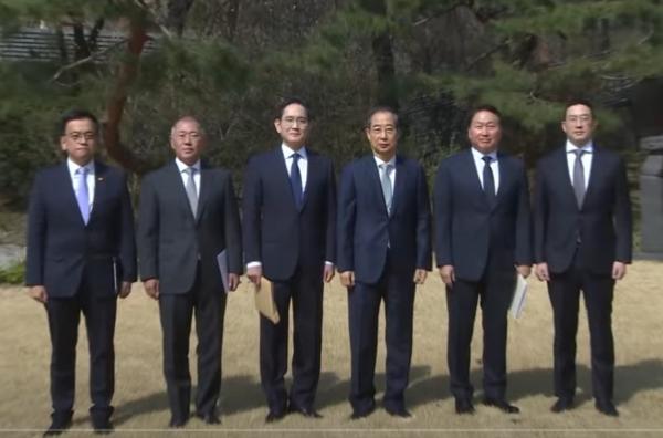 Acting President and Prime Minister Han Duck-soo with conglomerate leaders