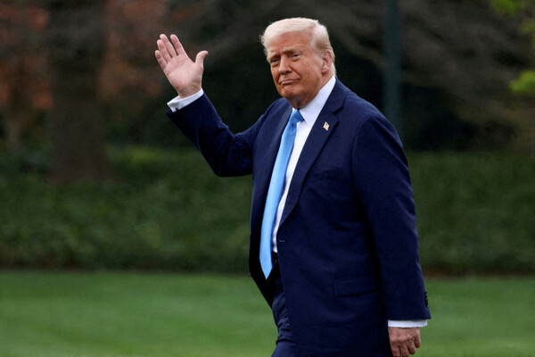 U.S. President Donald Trump waves to a crowd gathered at his residence in Florida on March 28 (local time). (Reuters)