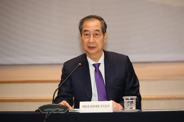 Acting President and Prime Minister Han Duck-soo presides over the Youth Policy Coordination Committee at the Mapo Small and Medium Business DMC Tower on April 2. (Photo courtesy of the Prime Minister's Office)