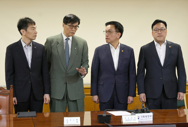 Deputy Prime Minister and Minister of Economy and Finance Choi Sang-mok conversing with participants at the Macroeconomic and Financial Issues Meeting