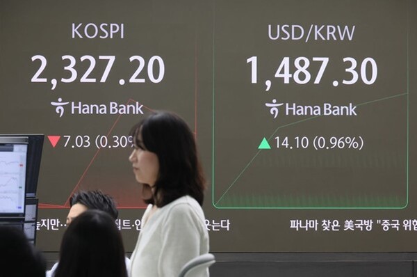 As of 9:05 a.m. on April 9, the won-dollar exchange rate has surged to its highest level in over a decade, trading at 1,486.9 won. (Photo courtesy of Hana Bank)