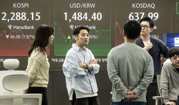 KOSPI breaks 2,300 mark on April 9, a heavy atmosphere in the dealing room. (Photo courtesy of Hana Bank)