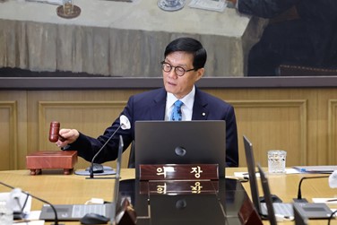 Bank of Korea Governor Rhee Chang-yong declares the start of a Monetary Policy Board meeting by striking the gavel at the Bank of Korea headquarters in Jung-gu, Seoul, on Apr. 17 (Photo courtesy of BOK)