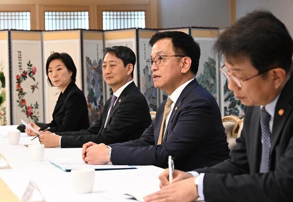 Deputy Prime Minister and Minister of Strategy and Finance Choi Sang-mok and Minister of Trade, Industry and Energy Ahn Deok-geun at the Economic Ministers' Meeting in Seoul.