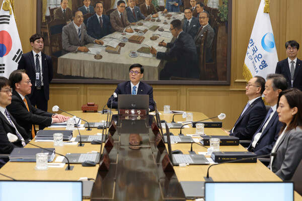 Rhee Chang-yong, governor of the Bank of Korea, presides over the Monetary Policy Committee meeting at the Bank of Korea headquarters in Jung-gu, Seoul, on April 17.