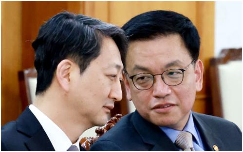 Deputy Prime Minister and Minister of Economy and Finance Choi Sang-mok (right) and Minister of Trade, Industry and Energy Ahn Deok-geun converse during the Economic Security Strategy Task Force (TF) meeting held at the Government Complex Seoul on April 21.