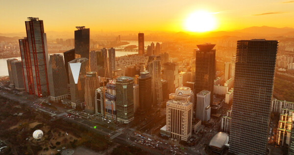 Sunrise over Yeouido's Financial District, Seoul (BusinessKorea DB)