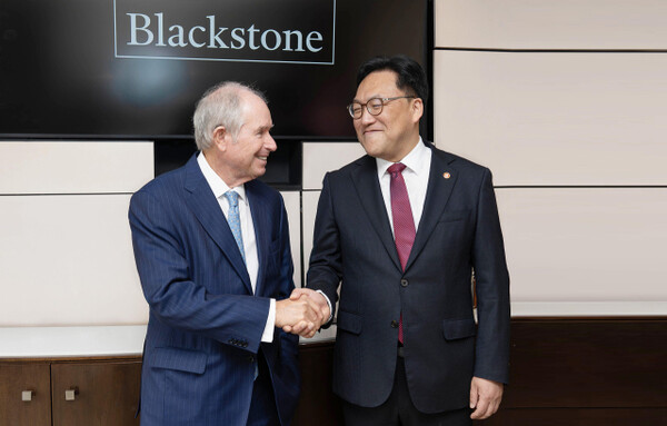 Kim Byung-hwan shakes hands with Stephen Schwarzman