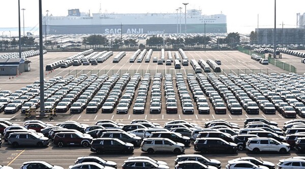 Export cars are parked at Pyeongtaek Port in Gyeonggi Province. (BusinessKorea DB)