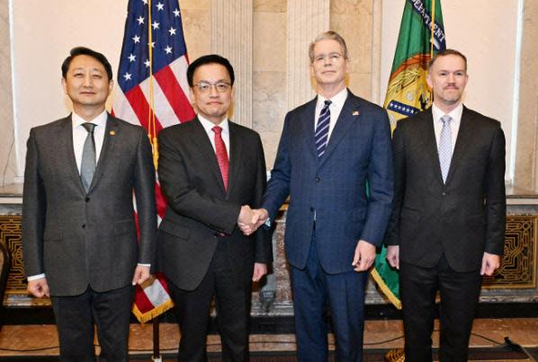 From left, Minister of Trade, Industry and Energy Ahn Duk-geun, Deputy Prime Minister Choi Sang-mok, U.S. Secretary of the Treasury Scott Bessent, and U.S. Trade Representative Jamieson Greer, take a commemorative photo before starting their discussions in Washington, D.C. on April 24 (local time). (Photo courtesy of the Ministry of Economy and Finance)