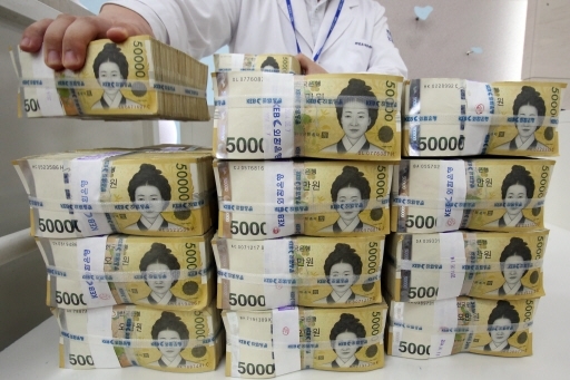 Stacks of 50,000 won banknotes (BusinessKorea DB)