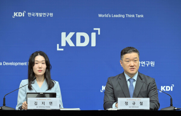 KDI Economic Outlook Director Jung Kyu-chul (right) and Research Fellow Kim Ji-yeon hold a briefing on Korea's economic Outlook for the first half of 2025 at the Ministry of Economy and Finance in the Sejong Government Complex on May 14. KDI revised its economic growth rate forecast for this year to 0.8%. (Photo courtesy of the KDI)
