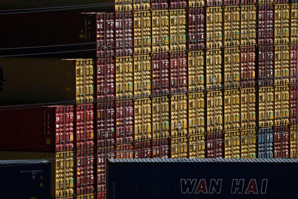 Containers at the Port of Los Angeles