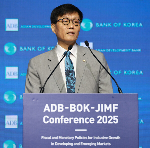 Bank of Korea Governor Rhee Chang-yong delivers a keynote speech at a conference co-hosted with the Asian Development Bank (ADB) and the Journal of International Money and Finance (JIMF) on July 16. (Photo courtesy of the Bank of Korea)
