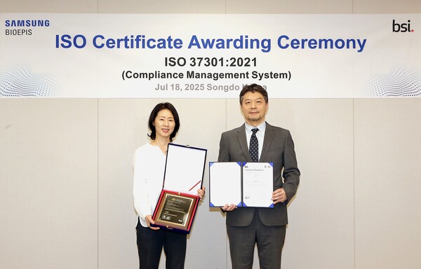 Samsung Bioepis CEO Kim Kyung-ah (left) and BSI representatives (right) at the ISO 37301 certification ceremony