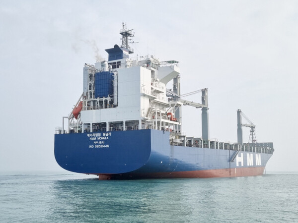 A 2,200-TEU HMM container ship equipped with an onboard carbon capture and storage system (OCCS)