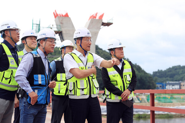 President Lee Sung-hae inspecting the emergency preparedness at the Gangneung~Jejin rail extension project construction sites