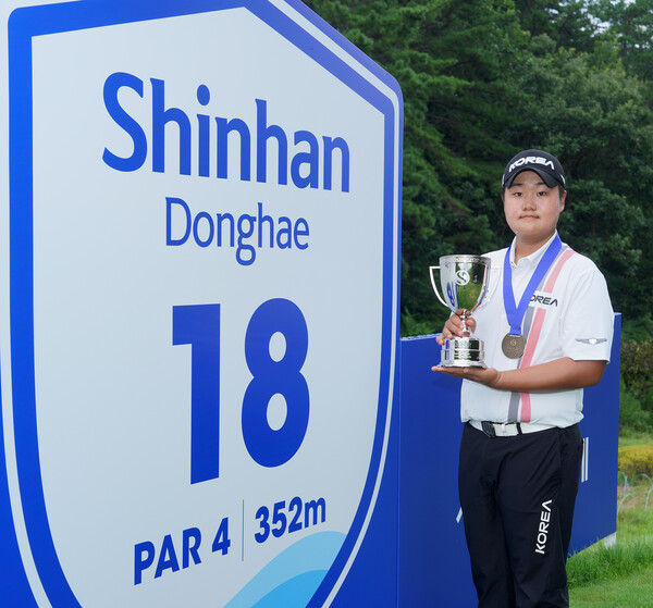 Yoo Myung-Hoon celebrates his victory at the Shinhan Donghae Cup