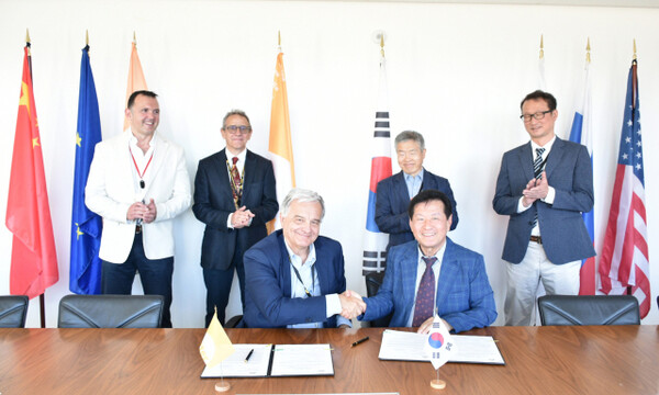 Jung Ki-jung and Sergio Orandi commemorating the agreement