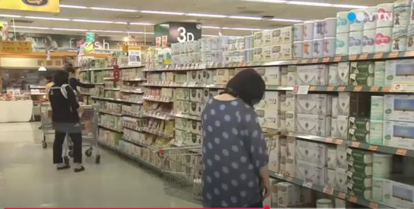 A consumer selects powdered milk products at a large mart in Seoul. (Captured from YTN)