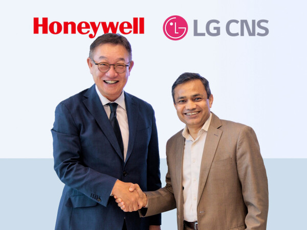 LG CNS President Hyun Shin-kyun shaking hands with Pramath Maheshwari, president of Honeywell Process Solutions (HPS), in Houston, Texas, USA.
