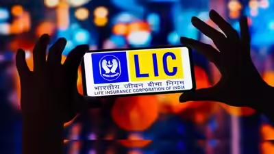 LIC invests ₹5,000cr in SBI's ₹25k cr QIP