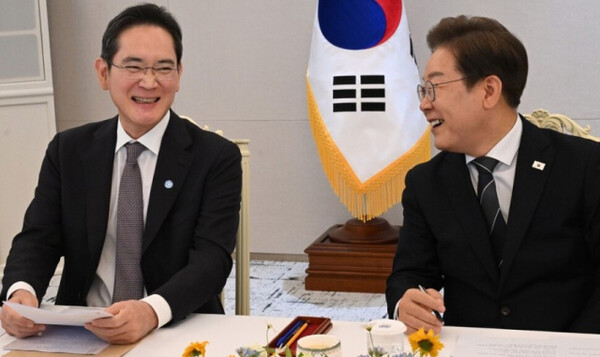 President Lee Jae-myung (right) speaks with Samsung Electronics Chairman Lee Jae-yong during a meeting with six economic organizations and business leaders at the Presidential Office in Yongsan, Seoul, last month. (Presidential Office Photo Press Corps)