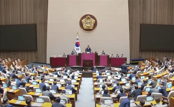 The partial amendment to the Commercial Act bill passes the National Assembly plenary session on July 3. (Captured from KBS)