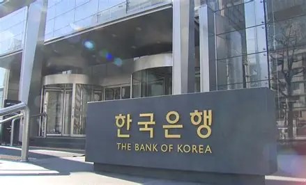 Signage is seen in front of the main office building of the Bank of Korea in central Seoul. (Photo courtesy of the Bank of Korea)