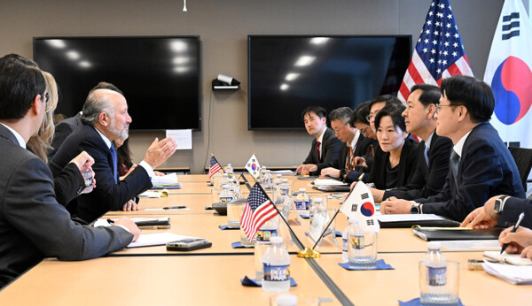 Deputy Prime Minister Koo Yun-cheol and U.S. Commerce Secretary Howard Lutnick in trade talks