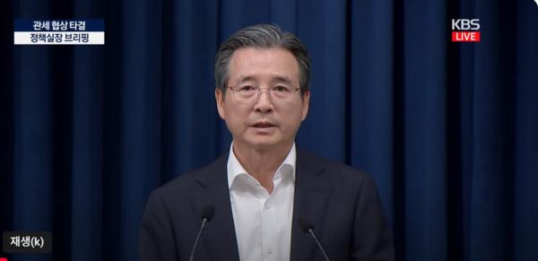 Kim Yong-bum, the presidential chief of staff for policy, answers reporters’ questions after briefing on the conclusion of Korea-U.S. tariff negotiations at the Presidential Office in Yongsan, Seoul, on July 31. (Captured from KBS)