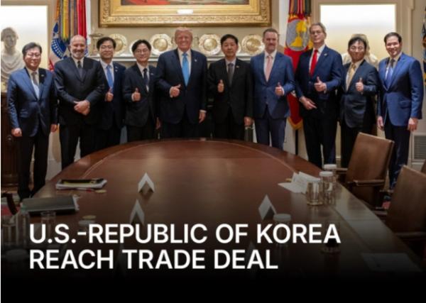 U.S. President Trump (fifth from left) takes a group photo with the Korean government negotiation team. (White House X account)