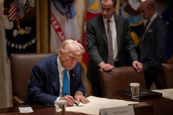U.S. President Donald Trump signs the Korea-U.S. trade agreement. (Captured from White House SNS)