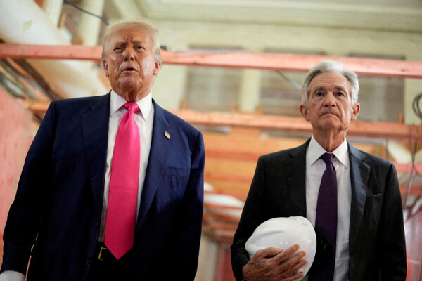 U.S. President Donald Trump (left) and Federal Reserve Chairman Jerome Powell (Reuters)