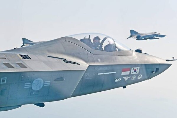 KF-21 fighters in test flight