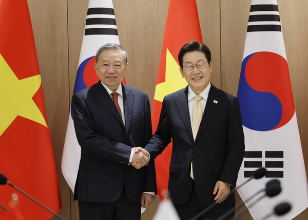 President Lee Jae-myung (right) and Vietnamese Party General Secretary To Lam shake hands during a summit held at the Presidential Office in Yongsan, Seoul on Aug. 11. (Presidential Office Photojournalist Team)