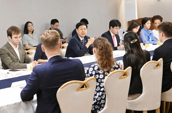 Deputy Prime Minister Koo Yun-cheol discussing AI with global university students