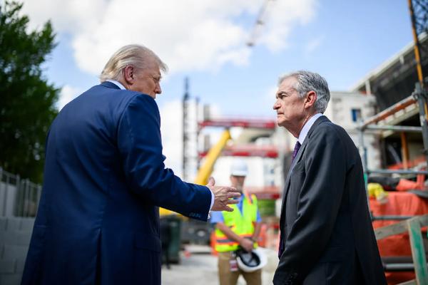 U.S. President Donald Trump (left) tours the Federal Reserve alongside Fed Chair Jerome Powell. (Photo Source: White House)