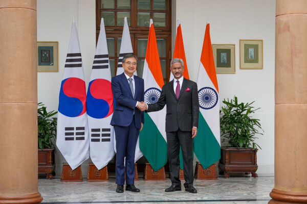 South Korean Foreign Minister Cho Hyun (left) poses with Indian External Affairs Minister Subrahmanyam Jaishankar during his first ministerial meeting since taking office, held in New Delhi on Aug. 16 (local time). (Photo courtesy of the Ministry of Foreign Affairs)
