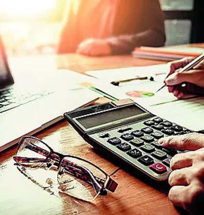 Govt on path of macroeconomic stability, says CAG
